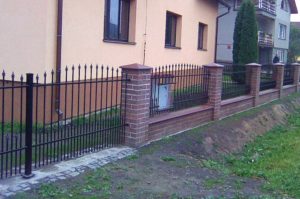 plotové dílce plotu Ekoline Tina Plus - kombinace kovových a zděných sloupků