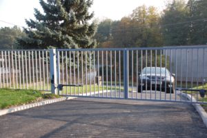dvoukřídlá brána plotu Industrial Nora s otevíracím mechanismem